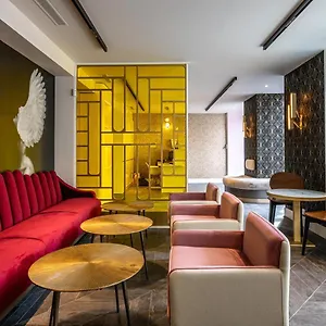 Nude 4* Parijs